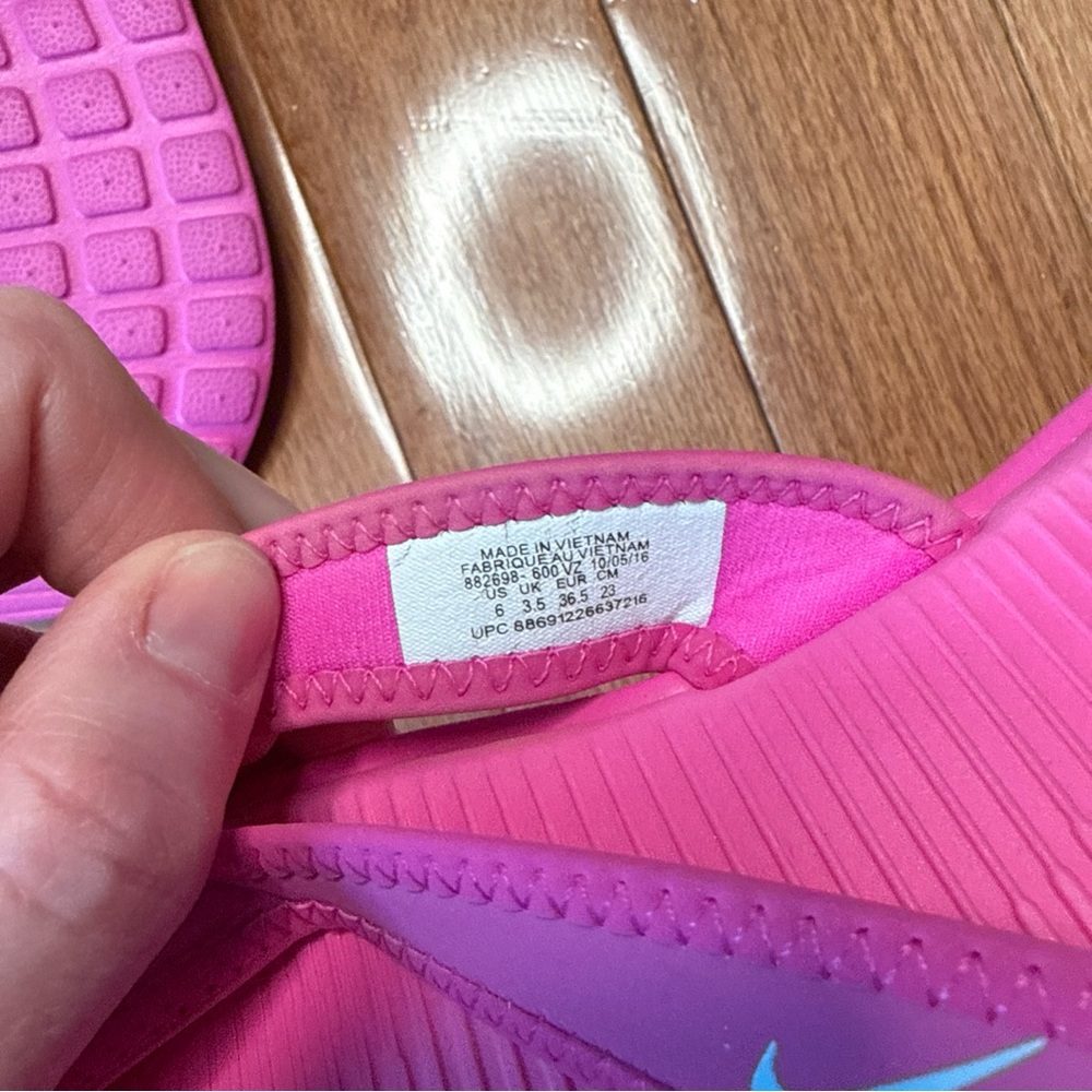 Nike Bright Pink Sandals - Picture 3 of 4
